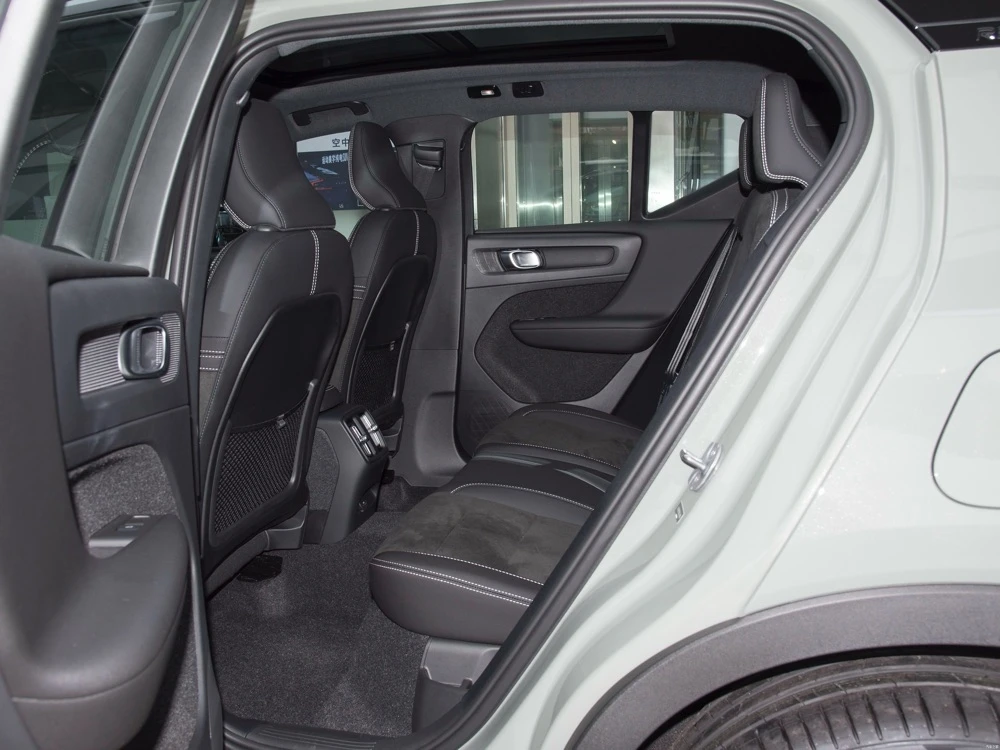 Volvo XC40 vs Tesla Model Y